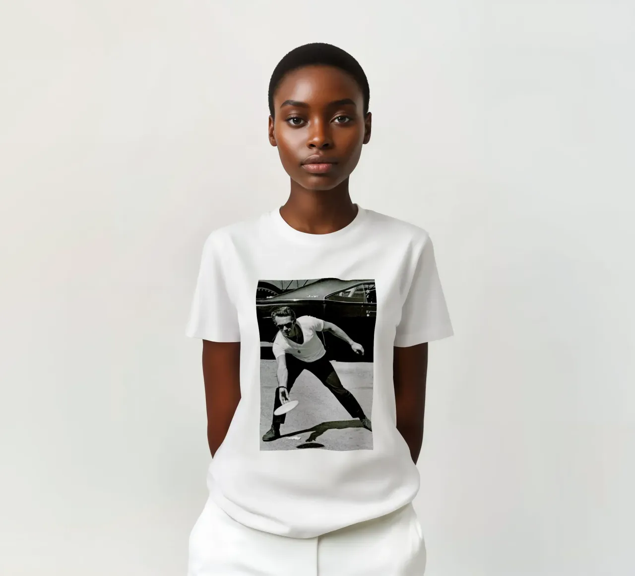 Steve McQueen Playing Frisbee t-shirt da Gallery Print and Art Limited