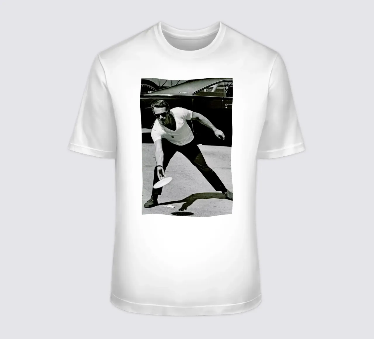 Steve McQueen Playing Frisbee t-shirt da Gallery Print and Art Limited