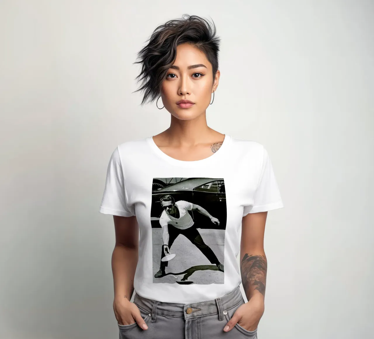Steve McQueen Playing Frisbee t-shirt da donna da Gallery Print and Art Limited