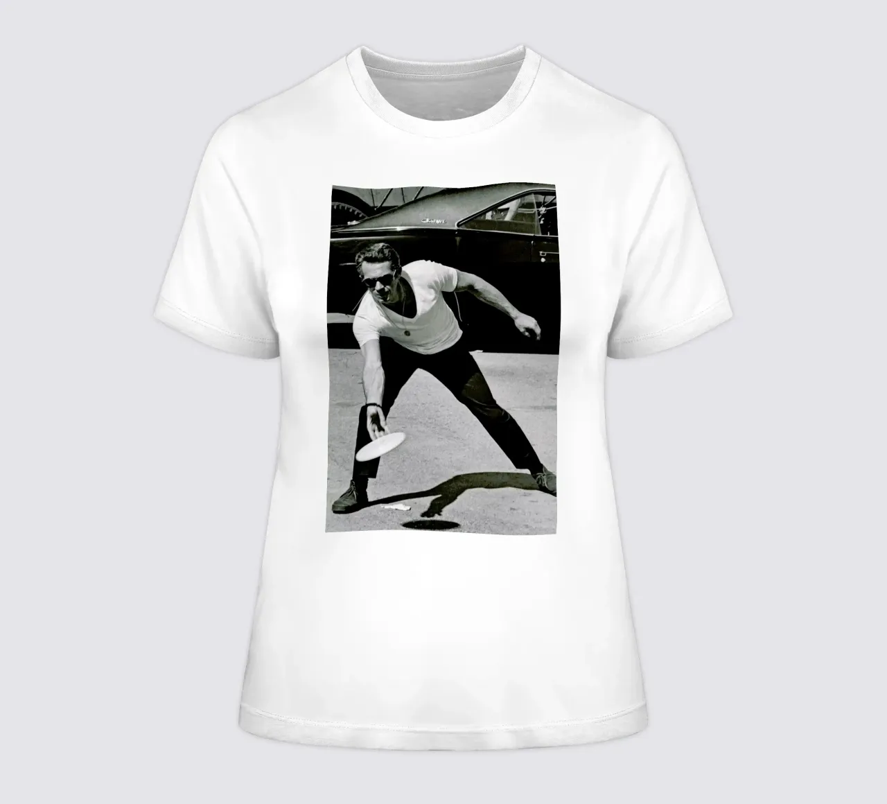 Steve McQueen Playing Frisbee t-shirt da donna da Gallery Print and Art Limited