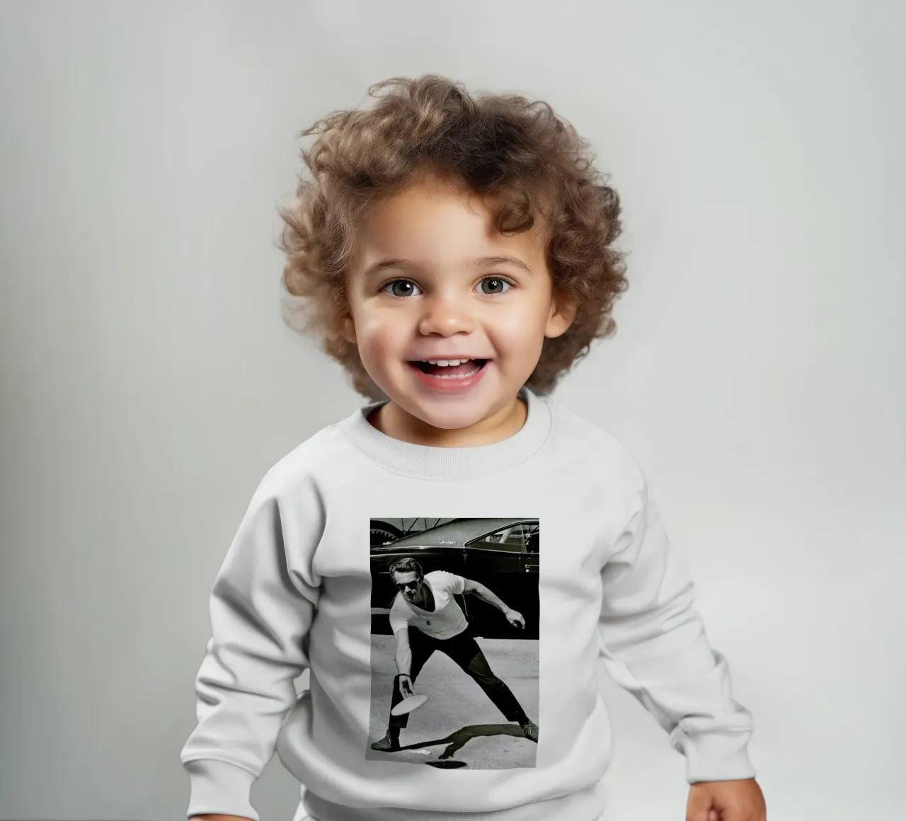 Steve McQueen Playing Frisbee felpa neonato da Gallery Print and Art Limited