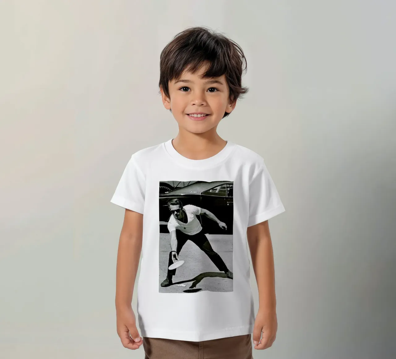 Steve McQueen Playing Frisbee t-shirt bambini da Gallery Print and Art Limited