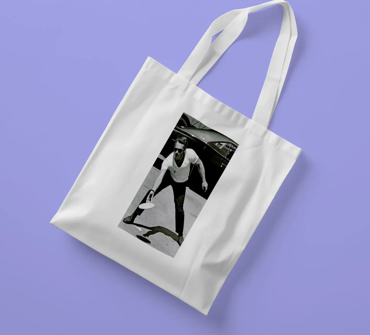 Steve McQueen Playing Frisbee borsa in juta da Gallery Print and Art Limited