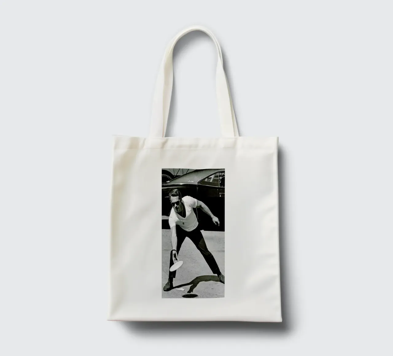 Steve McQueen Playing Frisbee borsa in juta da Gallery Print and Art Limited