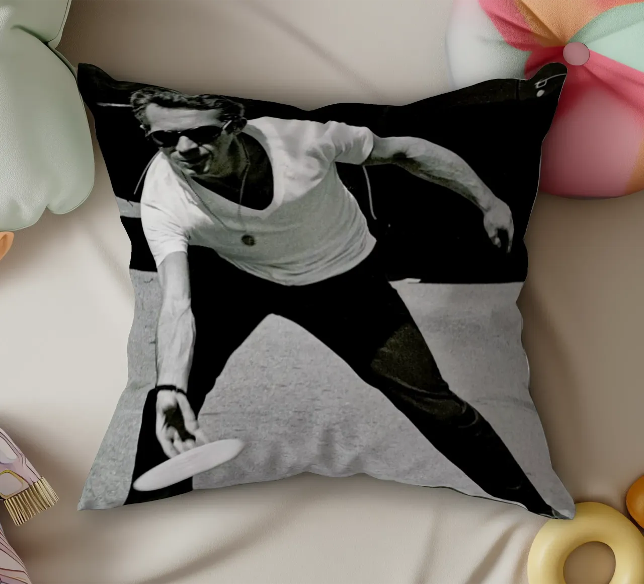 Steve McQueen Playing Frisbee cuscino da Gallery Print and Art Limited