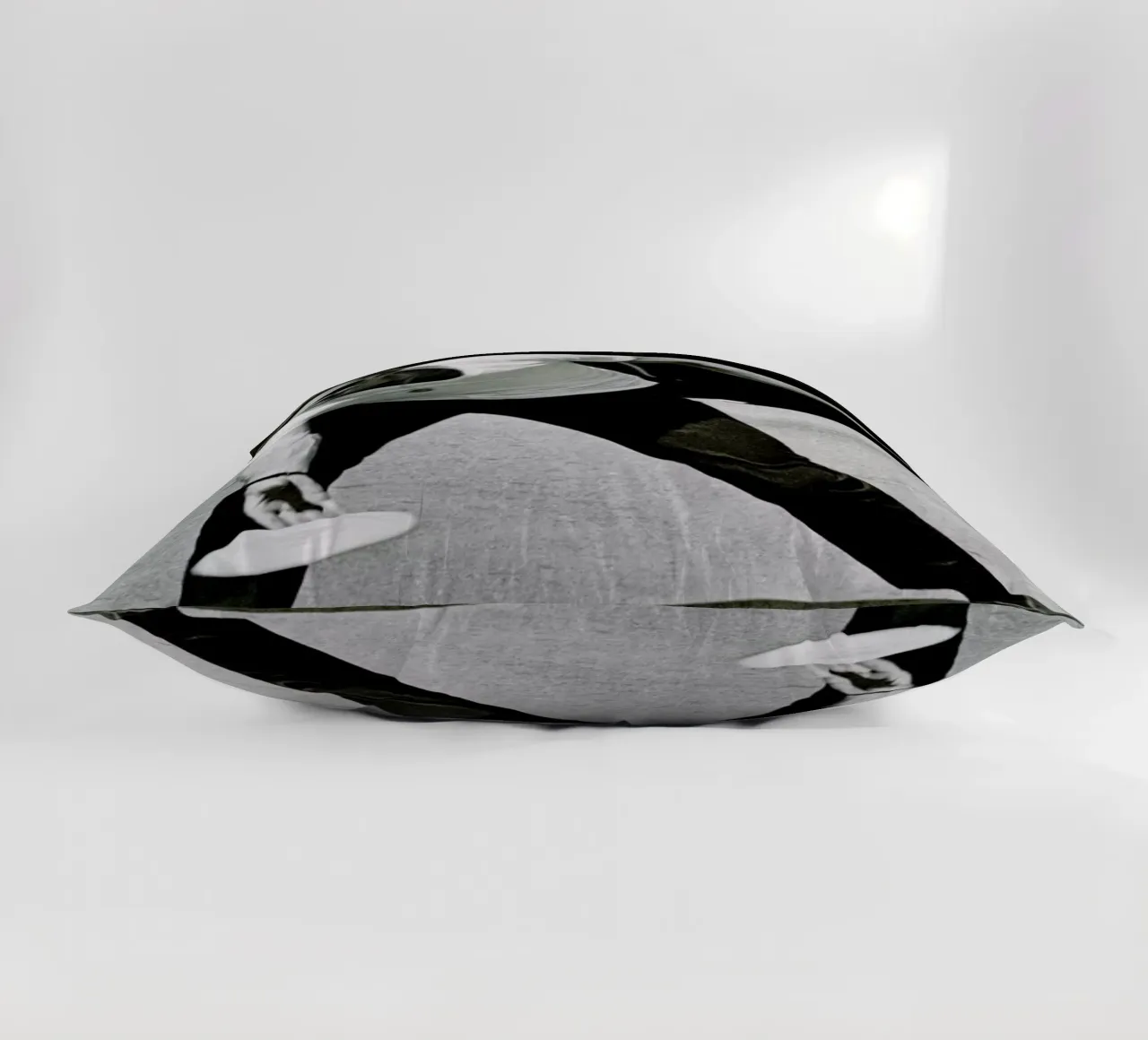 Steve McQueen Playing Frisbee cuscino da Gallery Print and Art Limited