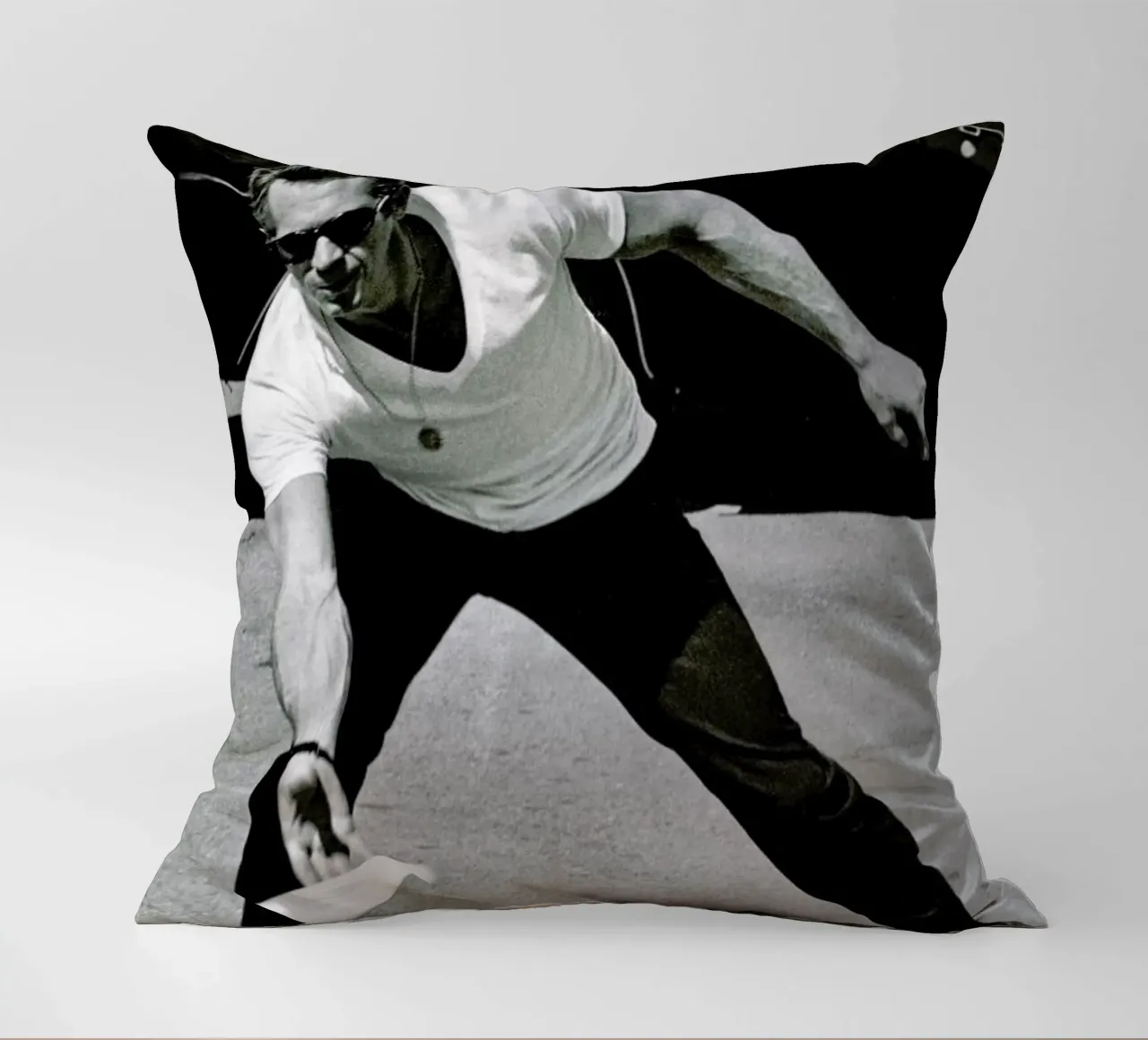 Steve McQueen Playing Frisbee cuscino da Gallery Print and Art Limited