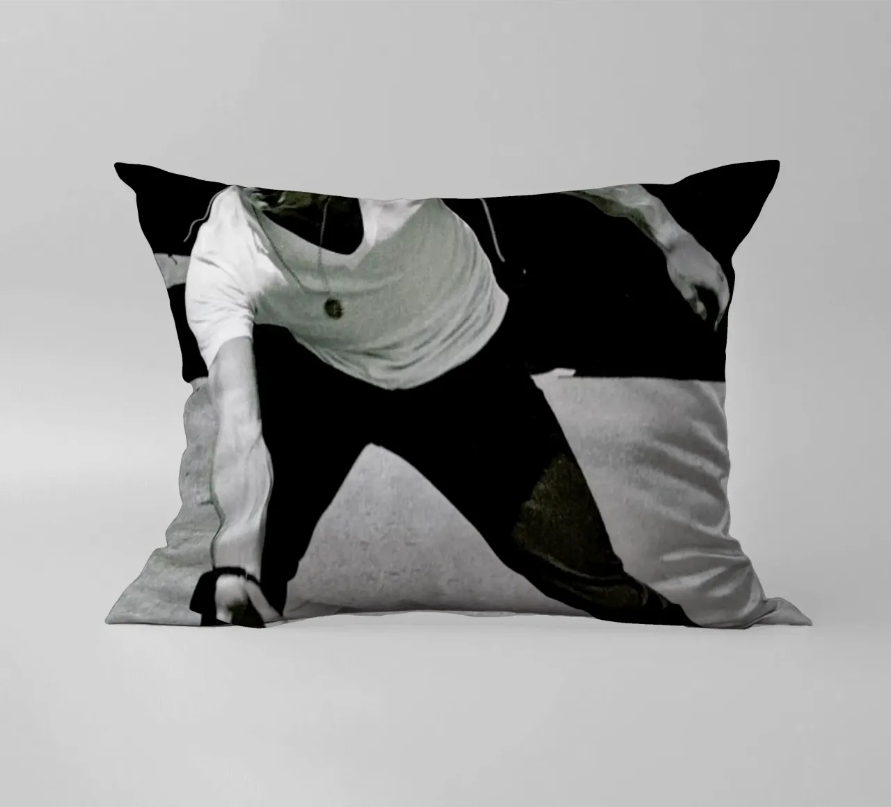 Steve McQueen Playing Frisbee cuscino da Gallery Print and Art Limited