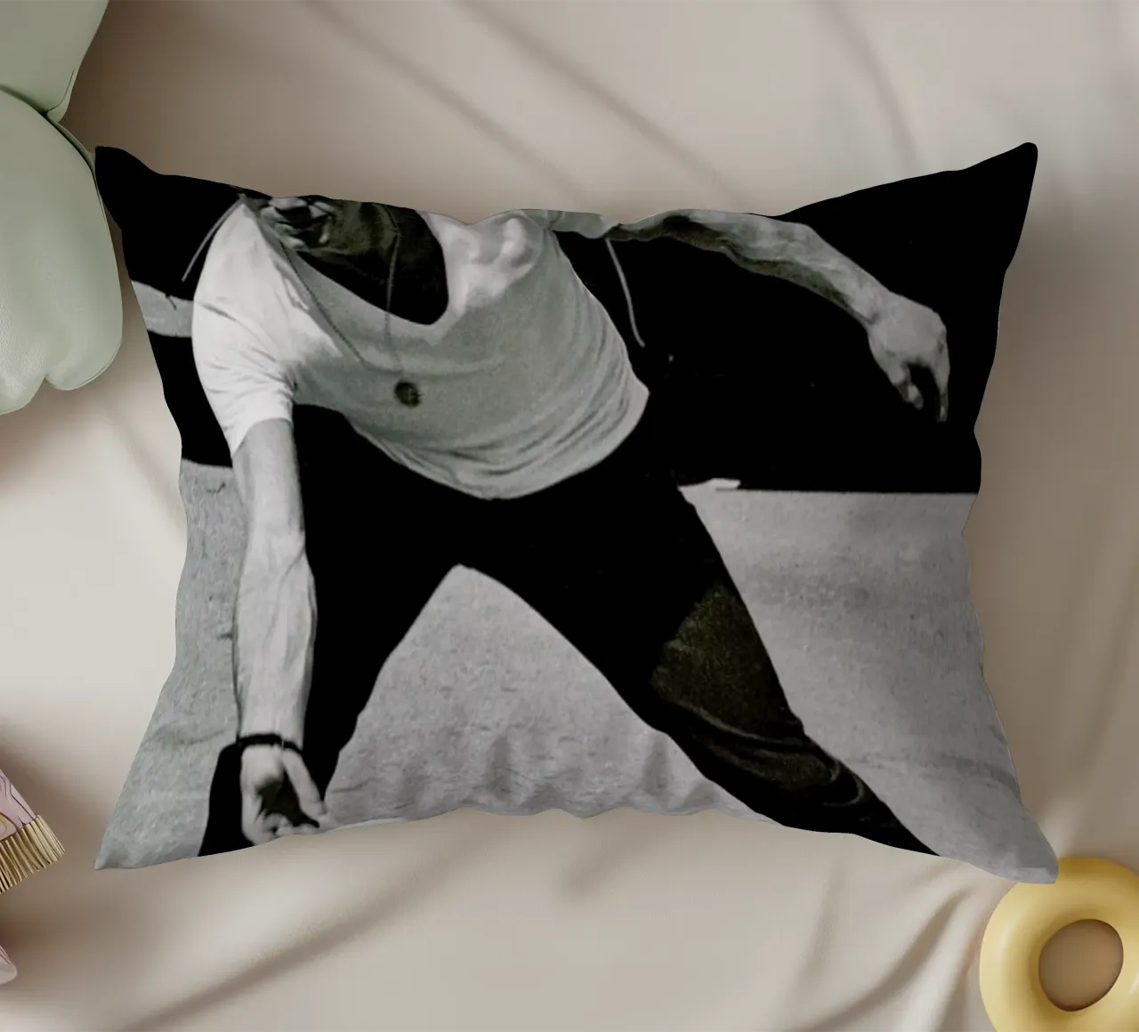 Steve McQueen Playing Frisbee cuscino da Gallery Print and Art Limited