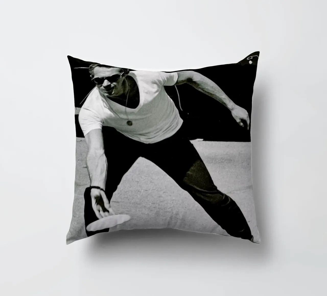 Steve McQueen Playing Frisbee cuscino da Gallery Print and Art Limited