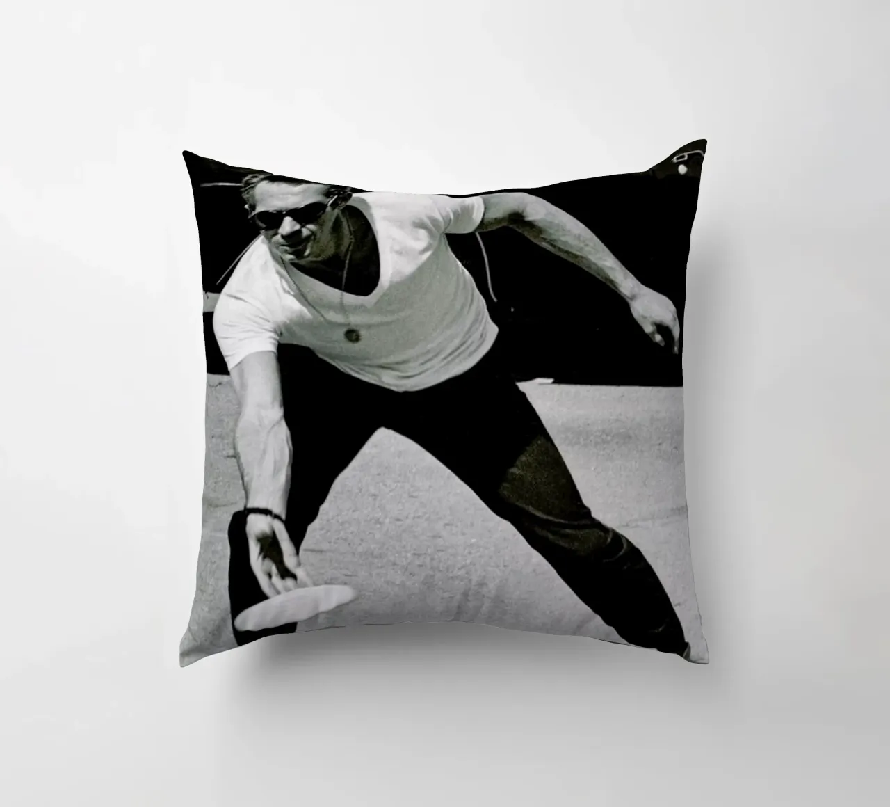 Steve McQueen Playing Frisbee cuscino da Gallery Print and Art Limited