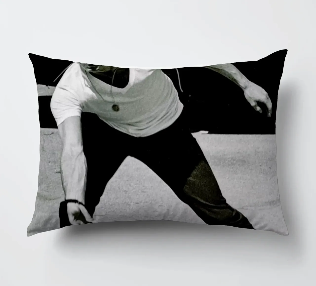 Steve McQueen Playing Frisbee cuscino da Gallery Print and Art Limited