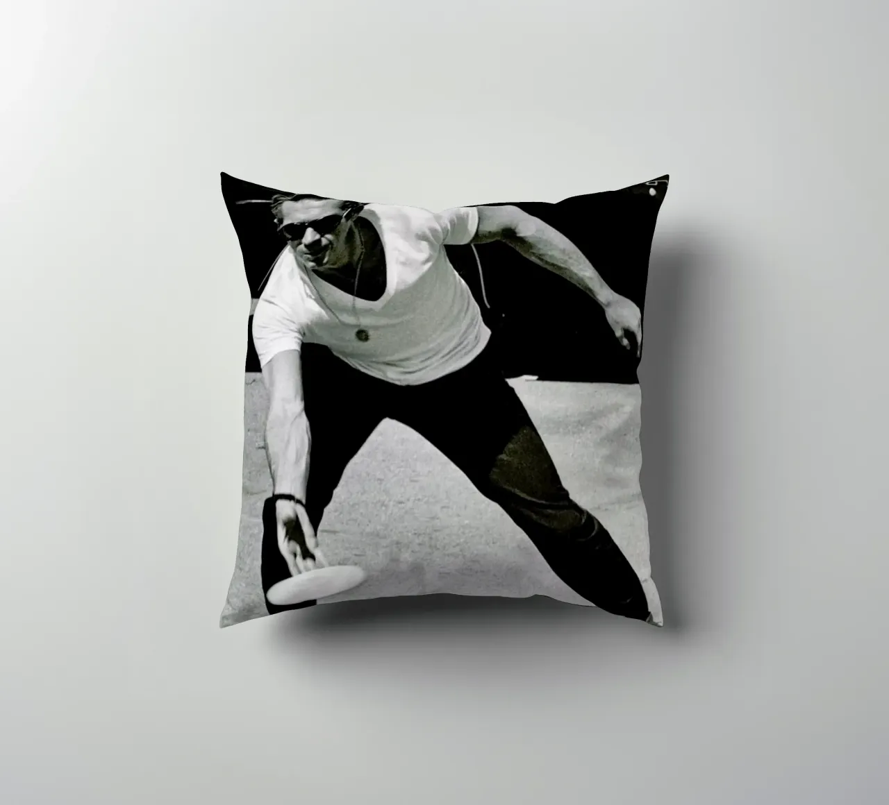 Steve McQueen Playing Frisbee cuscino da Gallery Print and Art Limited