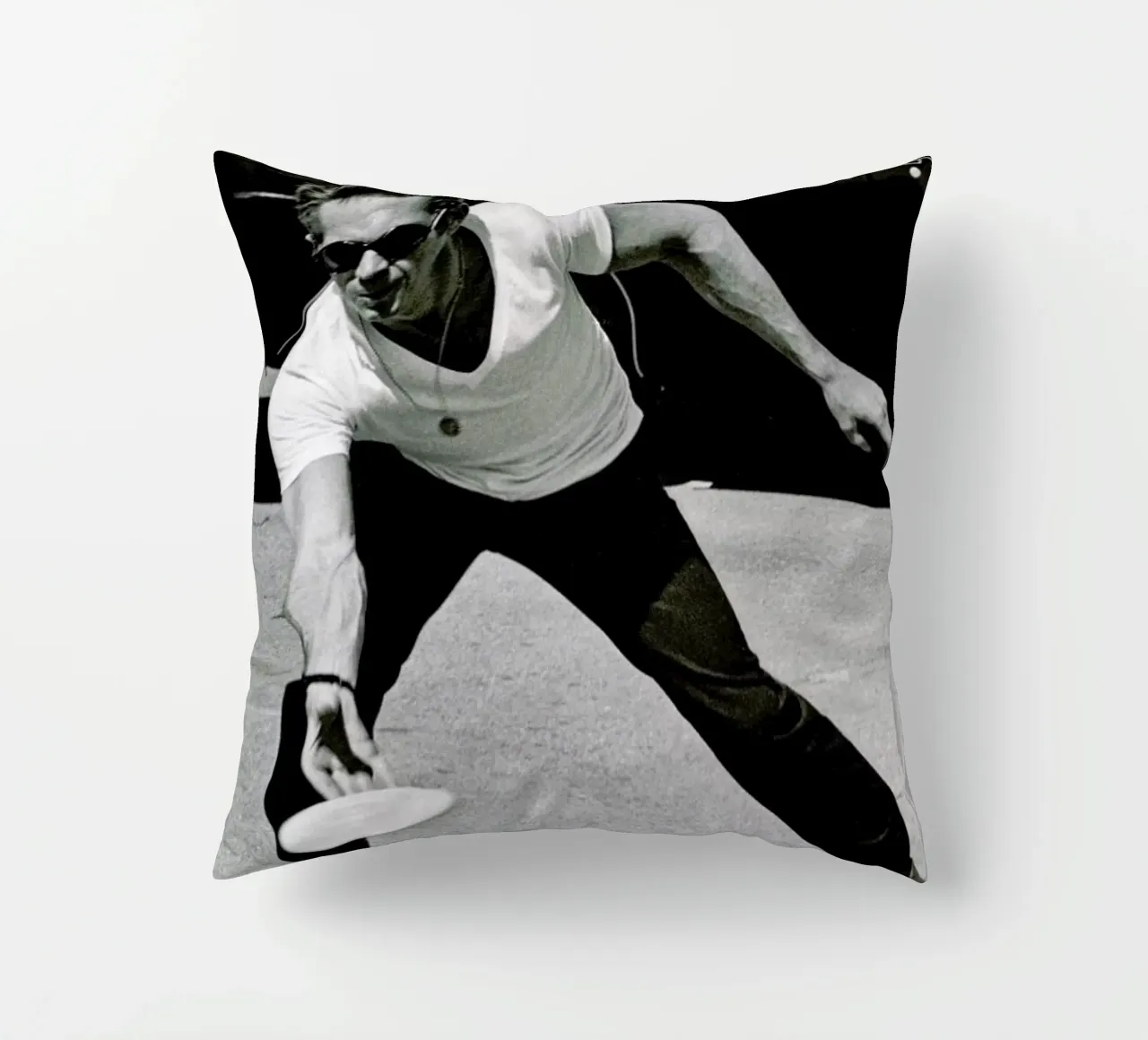 Steve McQueen Playing Frisbee cuscino da Gallery Print and Art Limited