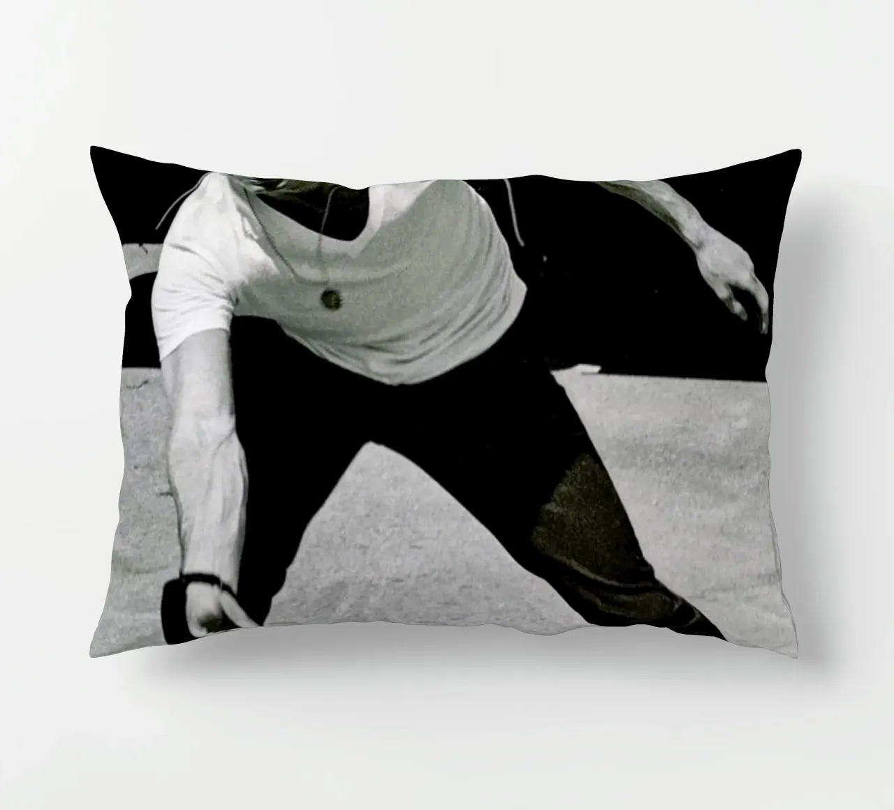 Steve McQueen Playing Frisbee cuscino da Gallery Print and Art Limited