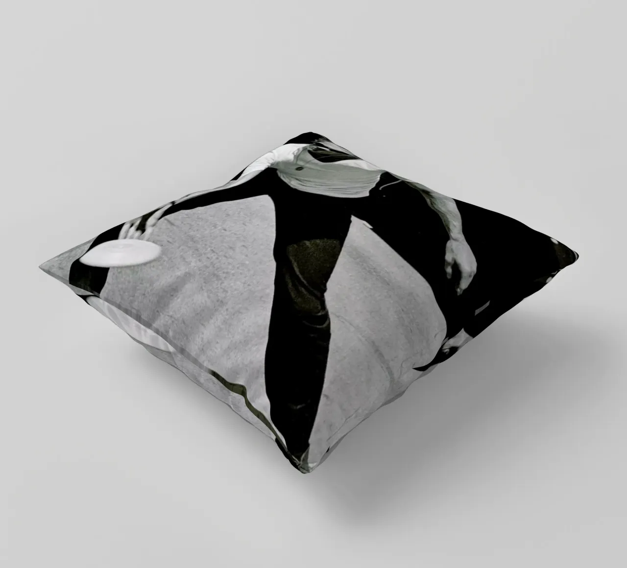 Steve McQueen Playing Frisbee cuscino da Gallery Print and Art Limited