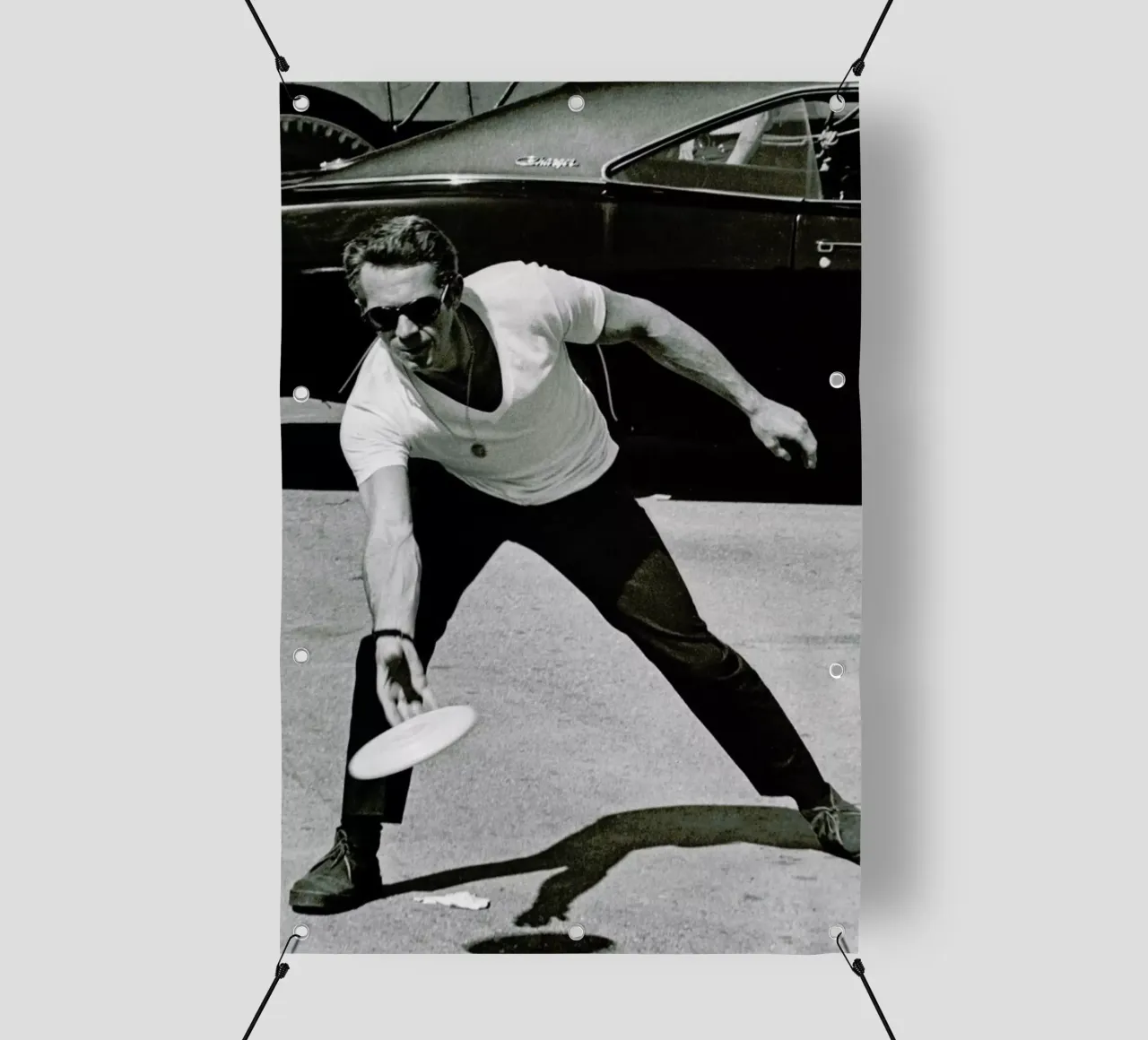 Steve McQueen Playing Frisbee telo in pvc da Gallery Print and Art Limited
