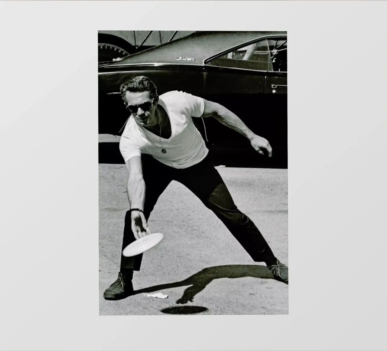 Steve McQueen Playing Frisbee telo in pvc da Gallery Print and Art Limited