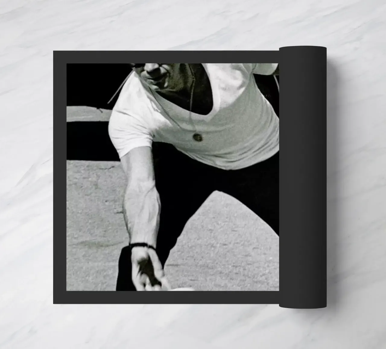 Steve McQueen Playing Frisbee zerbino da Gallery Print and Art Limited