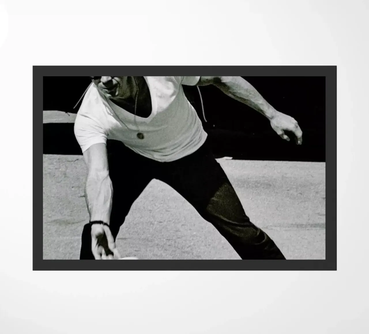 Steve McQueen Playing Frisbee zerbino da Gallery Print and Art Limited