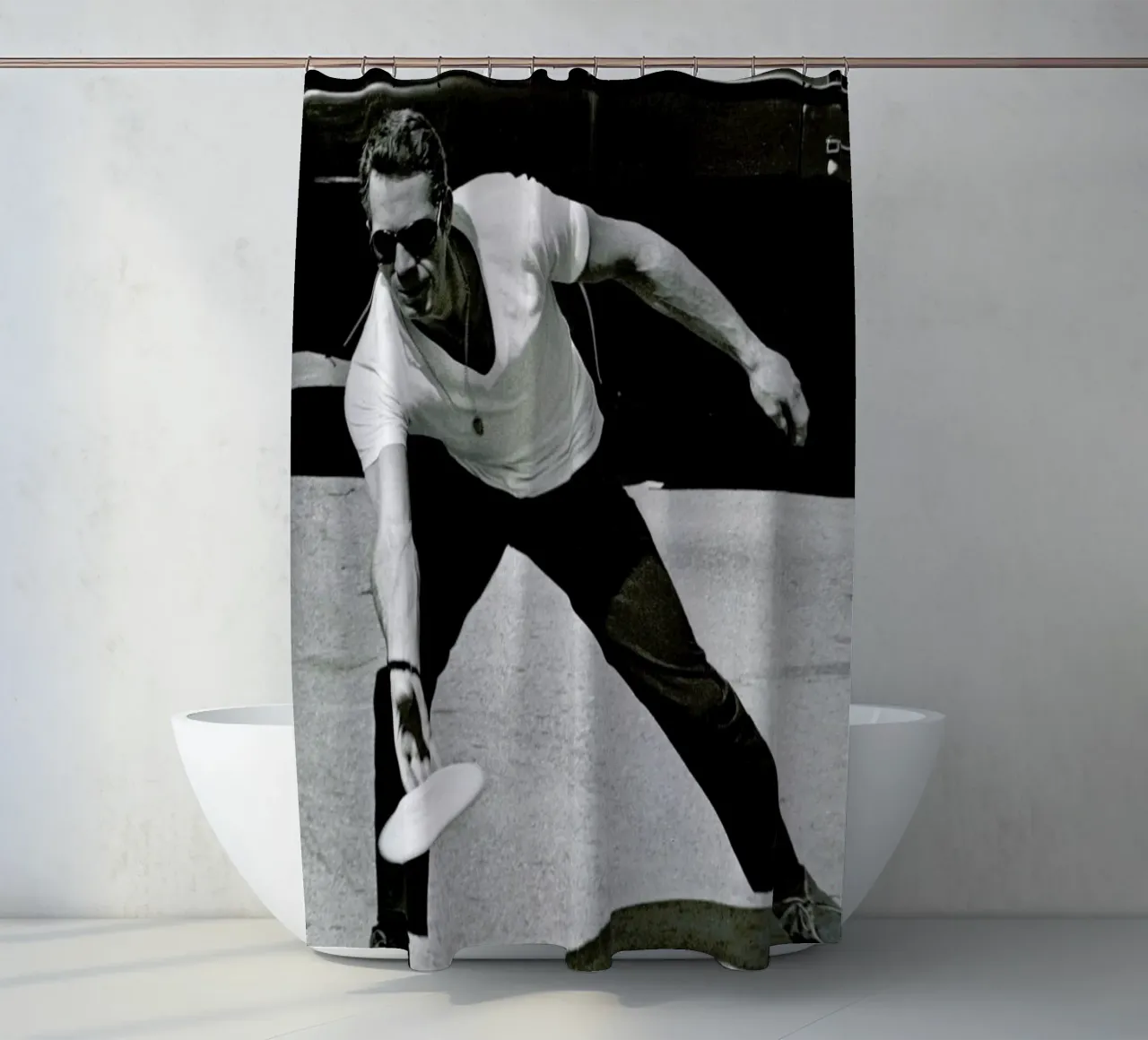 Steve McQueen Playing Frisbee tenda da doccia da Gallery Print and Art Limited