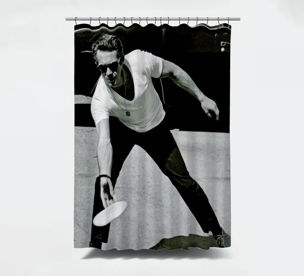 Steve McQueen Playing Frisbee tenda da doccia da Gallery Print and Art Limited