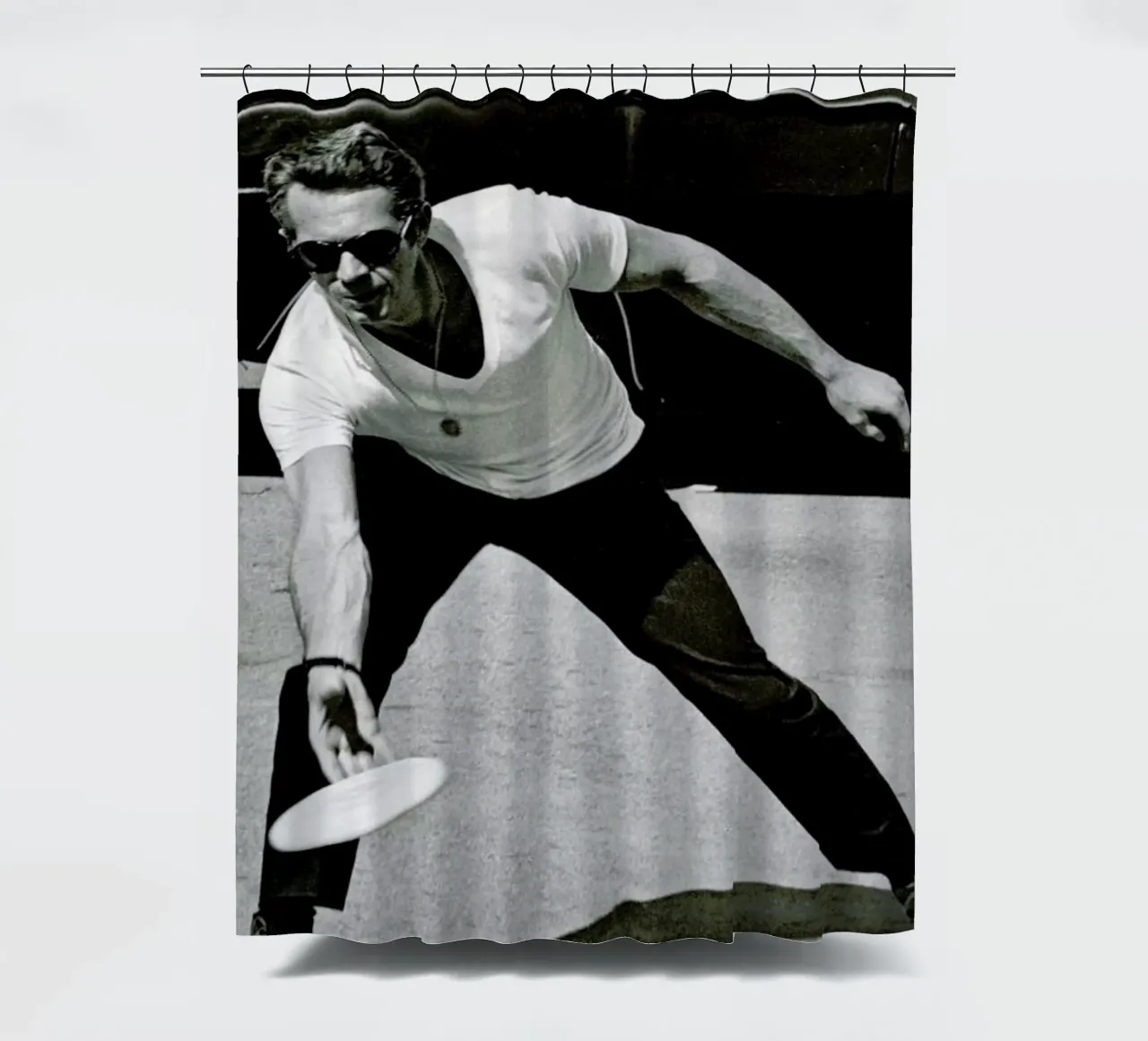 Steve McQueen Playing Frisbee tenda da doccia da Gallery Print and Art Limited