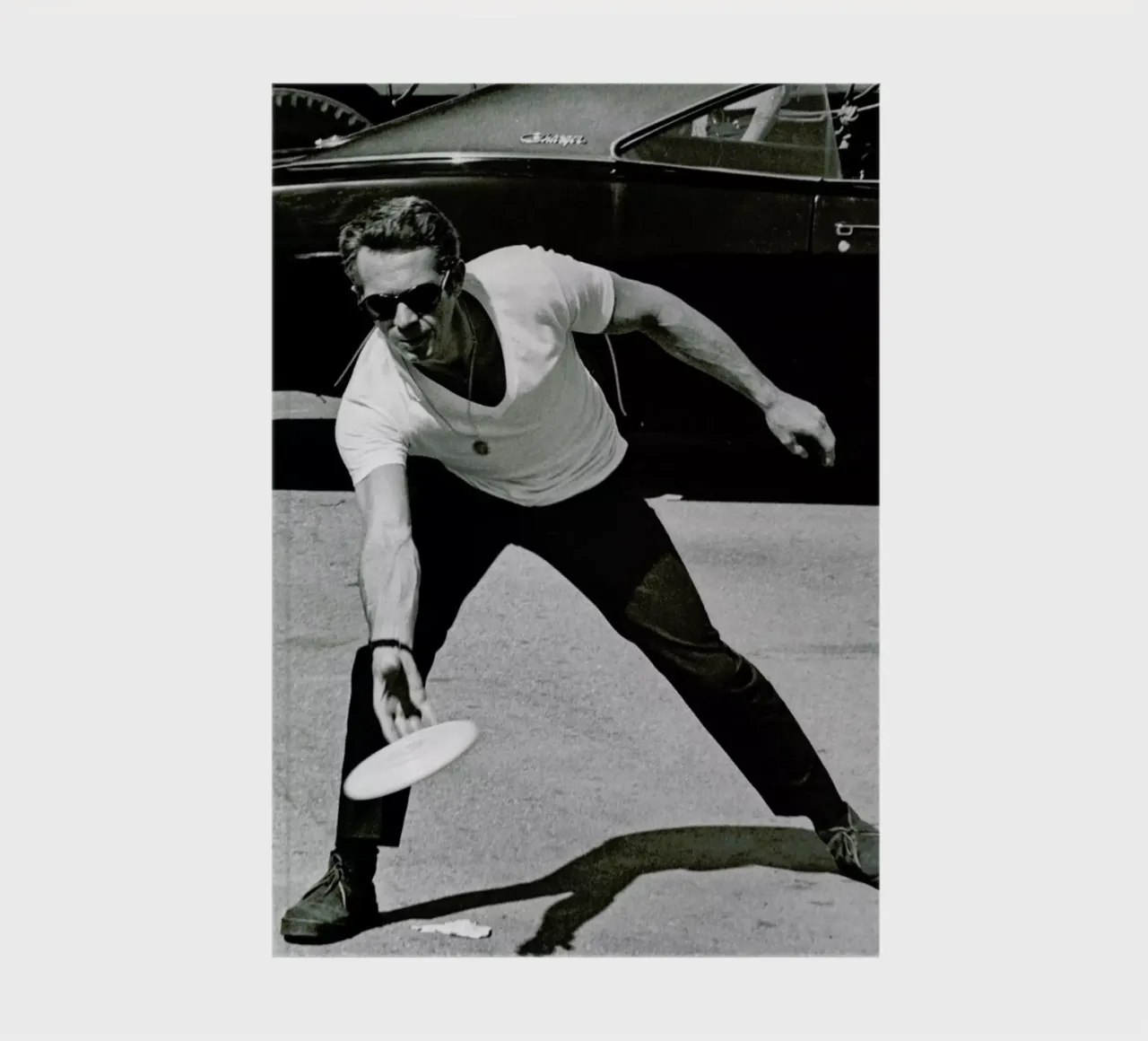 Steve McQueen Playing Frisbee diario da Gallery Print and Art Limited