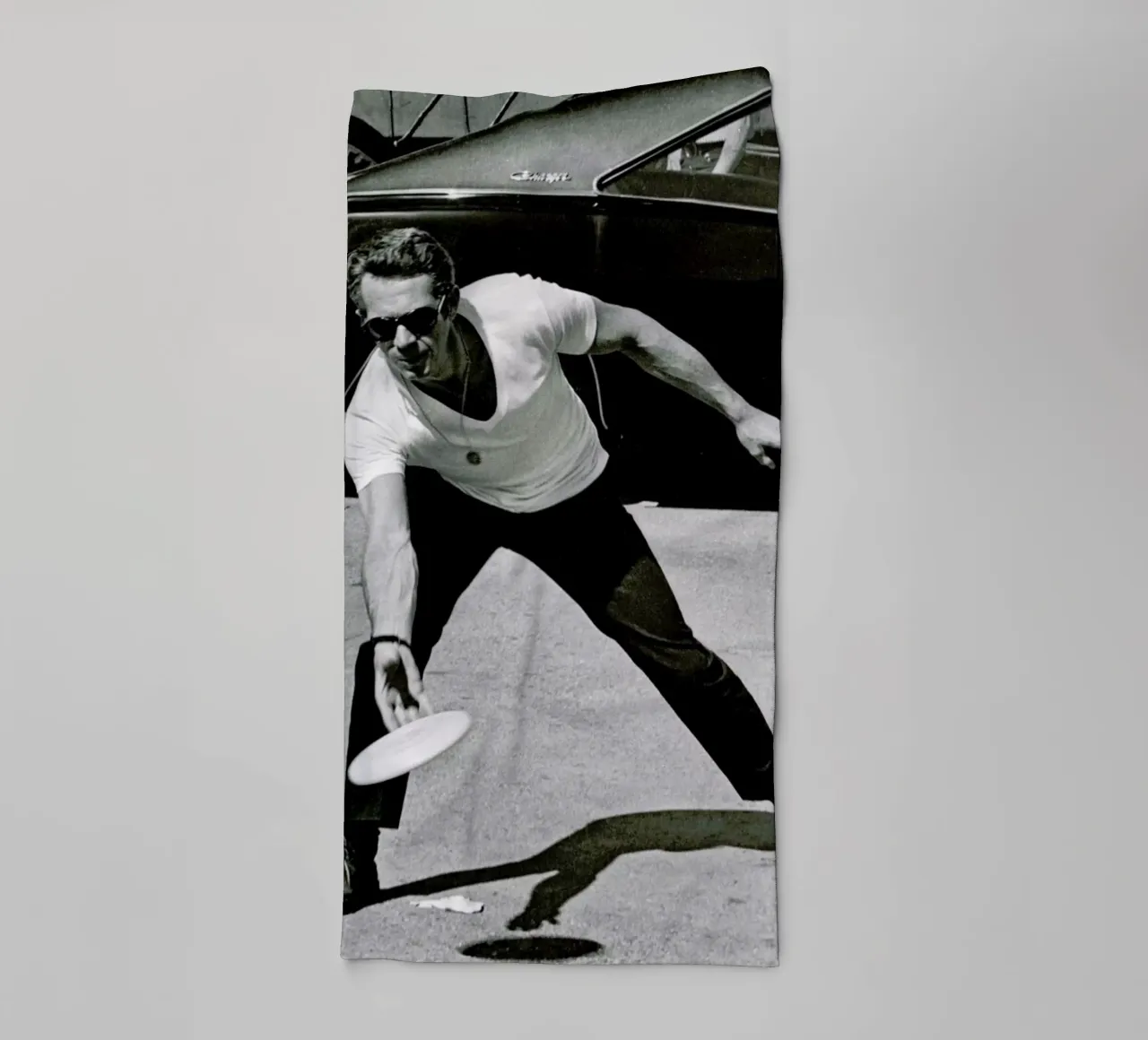 Steve McQueen Playing Frisbee serviette de bain de Gallery Print and Art Limited