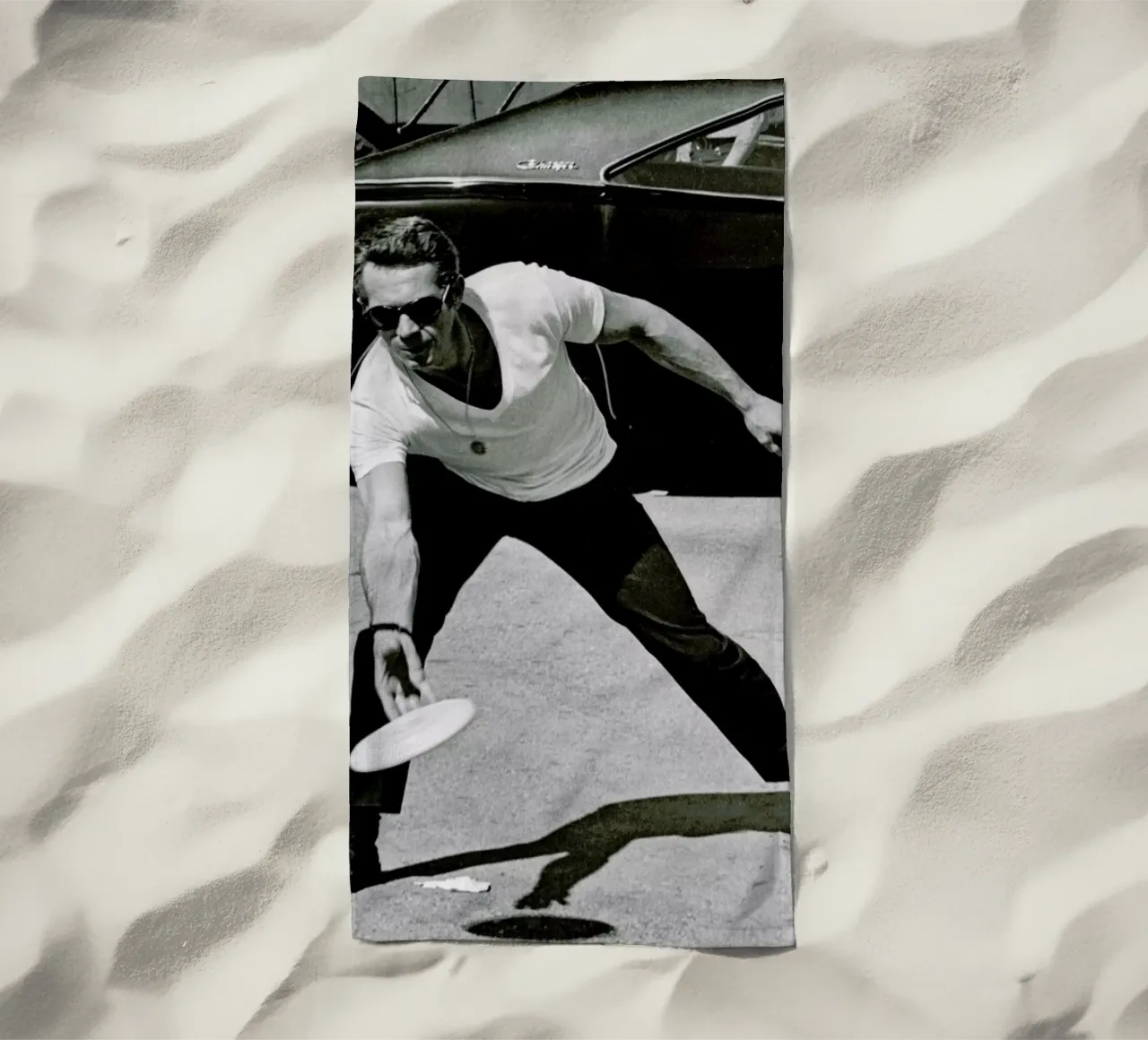 Steve McQueen Playing Frisbee telo mare da Gallery Print and Art Limited