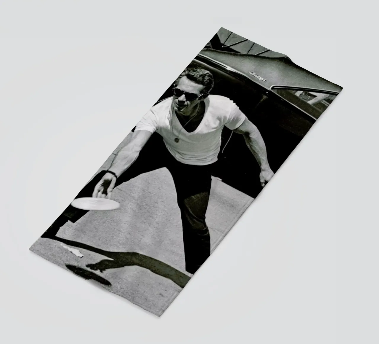 Steve McQueen Playing Frisbee telo mare da Gallery Print and Art Limited