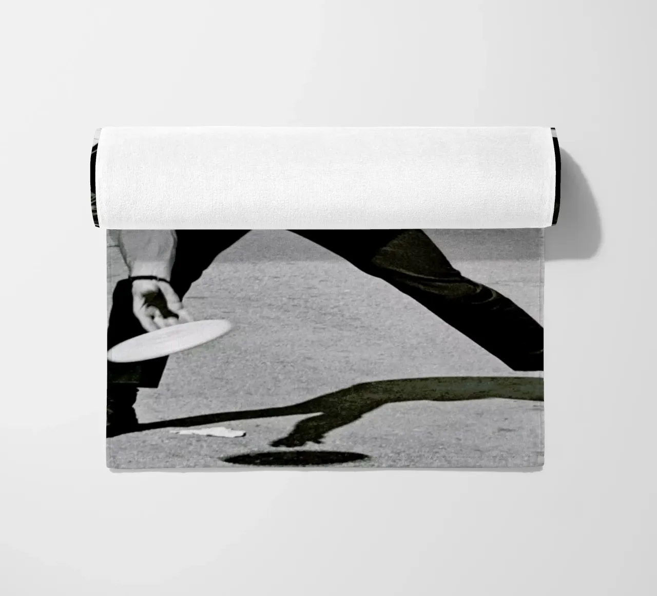 Steve McQueen Playing Frisbee telo mare da Gallery Print and Art Limited