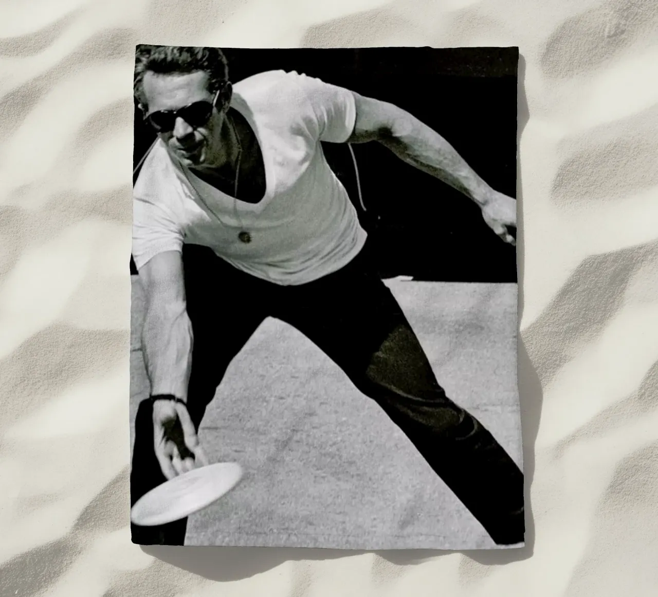 Steve McQueen Playing Frisbee telo mare da Gallery Print and Art Limited