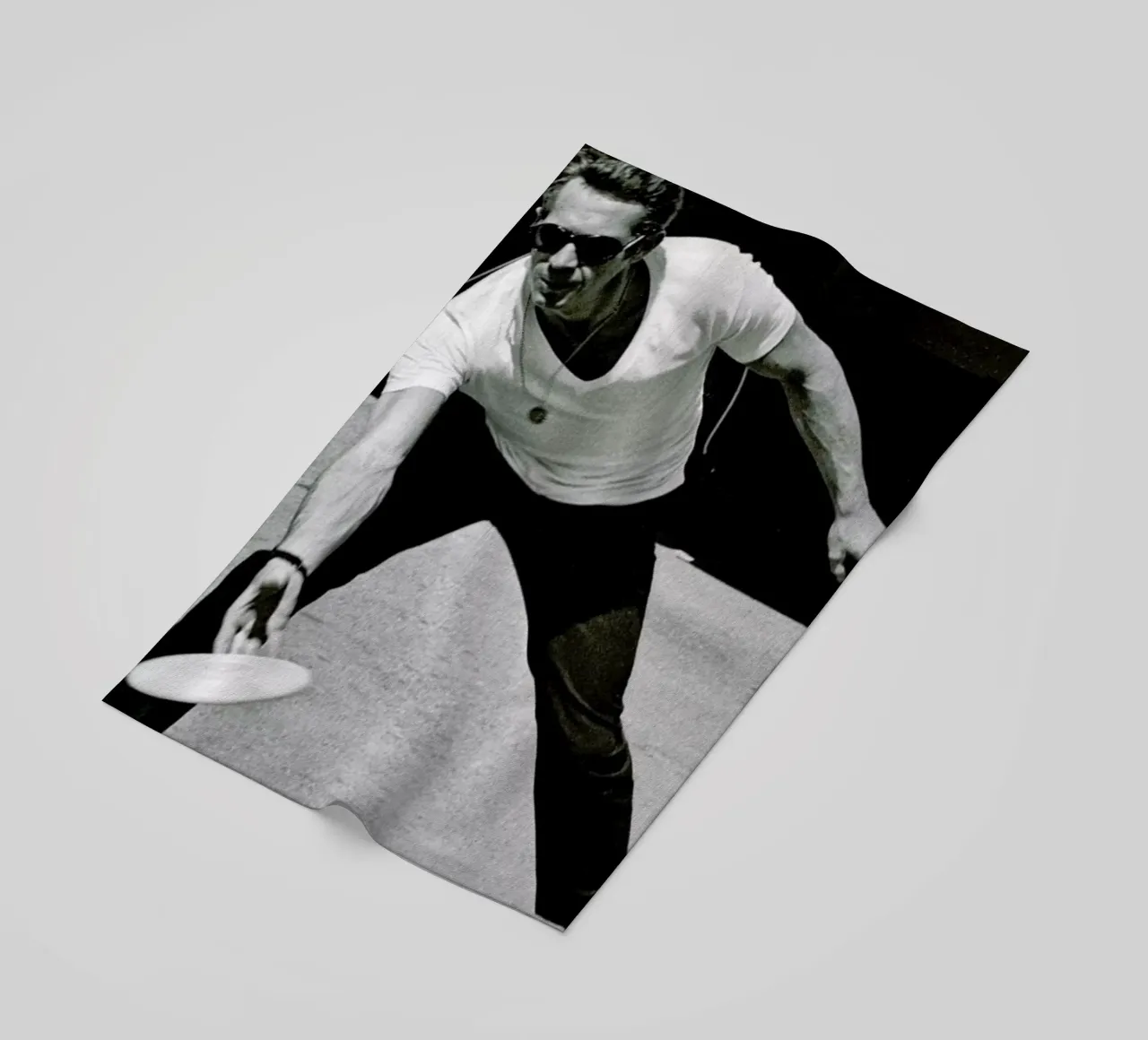 Steve McQueen Playing Frisbee telo mare da Gallery Print and Art Limited