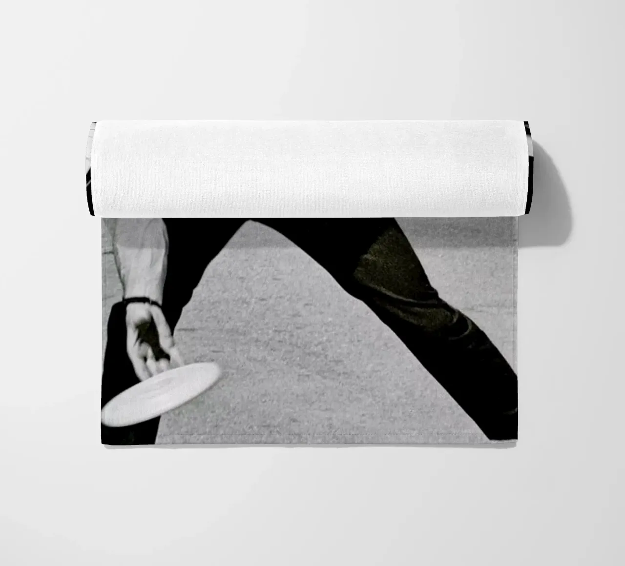 Steve McQueen Playing Frisbee telo mare da Gallery Print and Art Limited