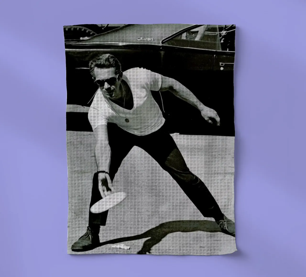 Steve McQueen Playing Frisbee canovaccio da cucina da Gallery Print and Art Limited