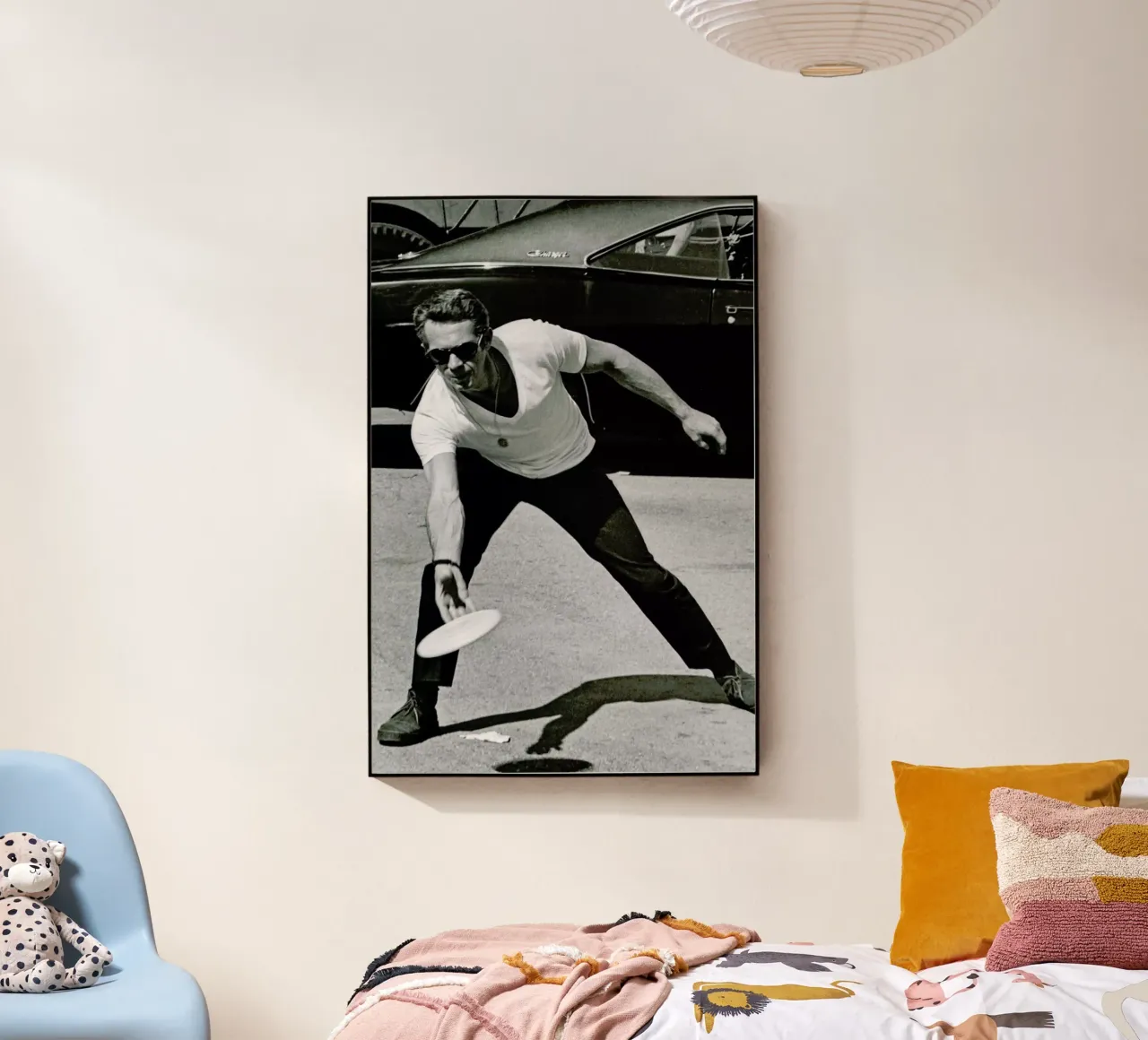 Steve McQueen Playing Frisbee plexiglass da Gallery Print and Art Limited