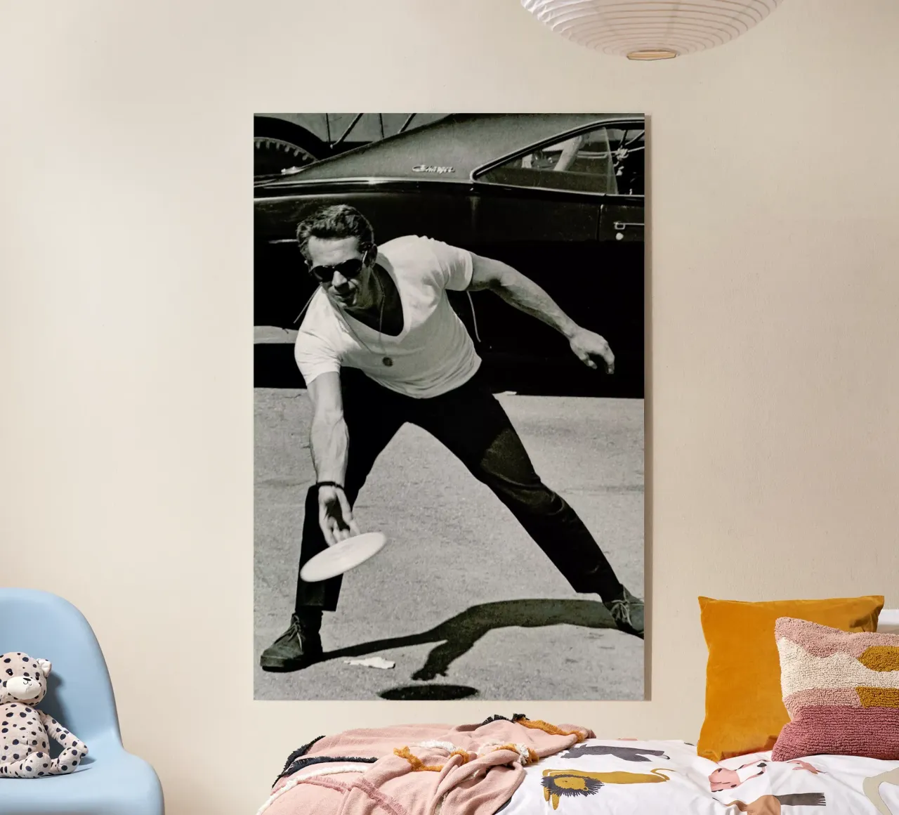 Steve McQueen Playing Frisbee plexiglass da Gallery Print and Art Limited