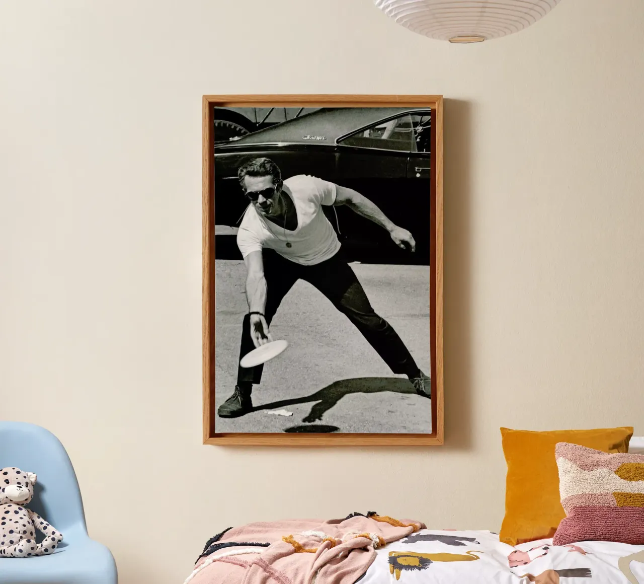 Steve McQueen Playing Frisbee tela da Gallery Print and Art Limited