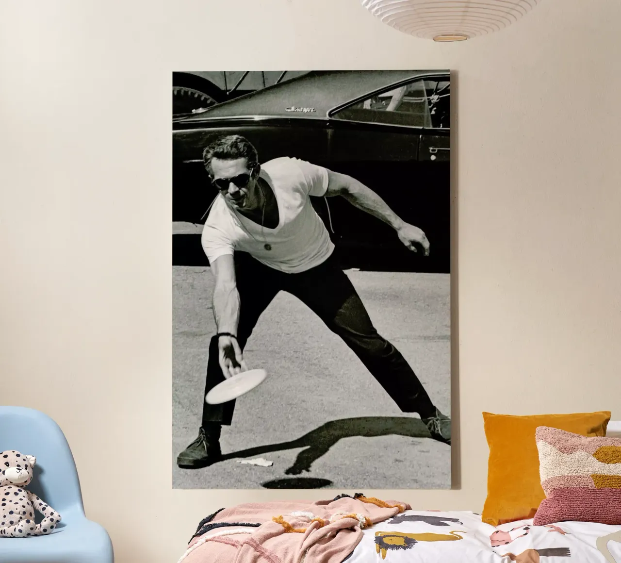 Steve McQueen Playing Frisbee tela da Gallery Print and Art Limited