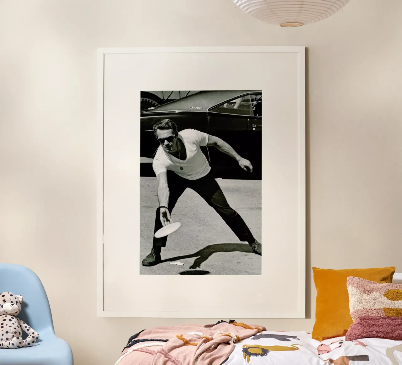 Steve McQueen Playing Frisbee carta hahnemühle da Gallery Print and Art Limited