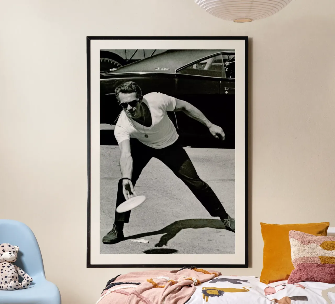 Steve McQueen Playing Frisbee carta hahnemühle da Gallery Print and Art Limited