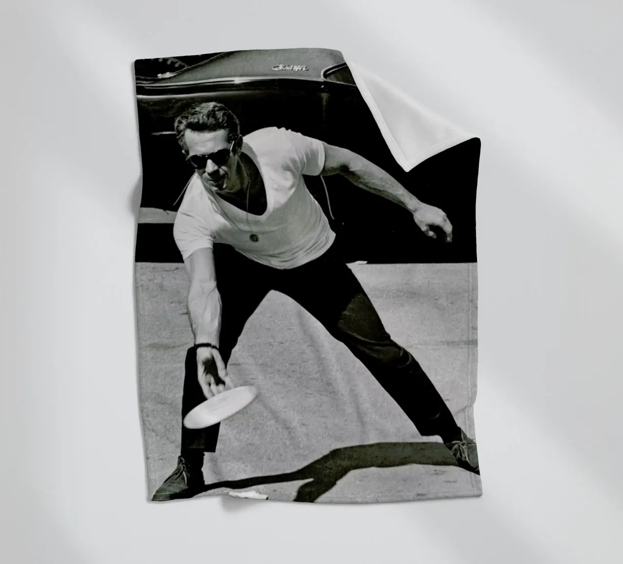 Steve McQueen Playing Frisbee coperta in pile da Gallery Print and Art Limited