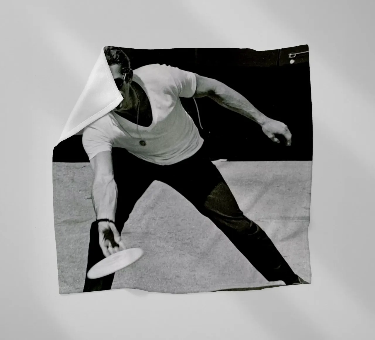 Steve McQueen Playing Frisbee coperta in pile da Gallery Print and Art Limited