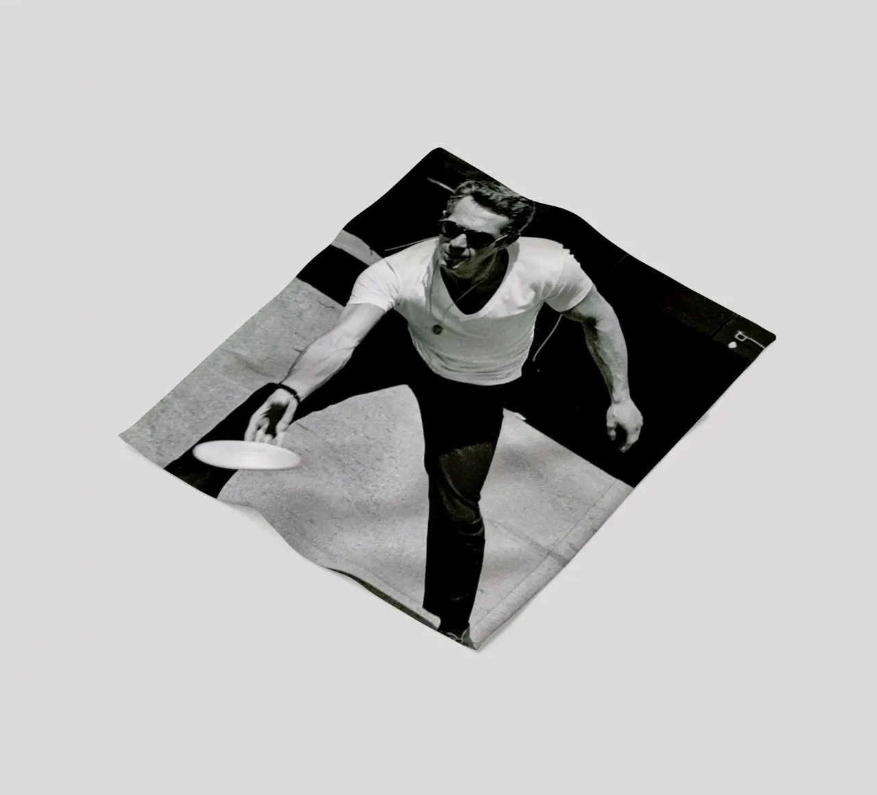 Steve McQueen Playing Frisbee coperta in pile da Gallery Print and Art Limited