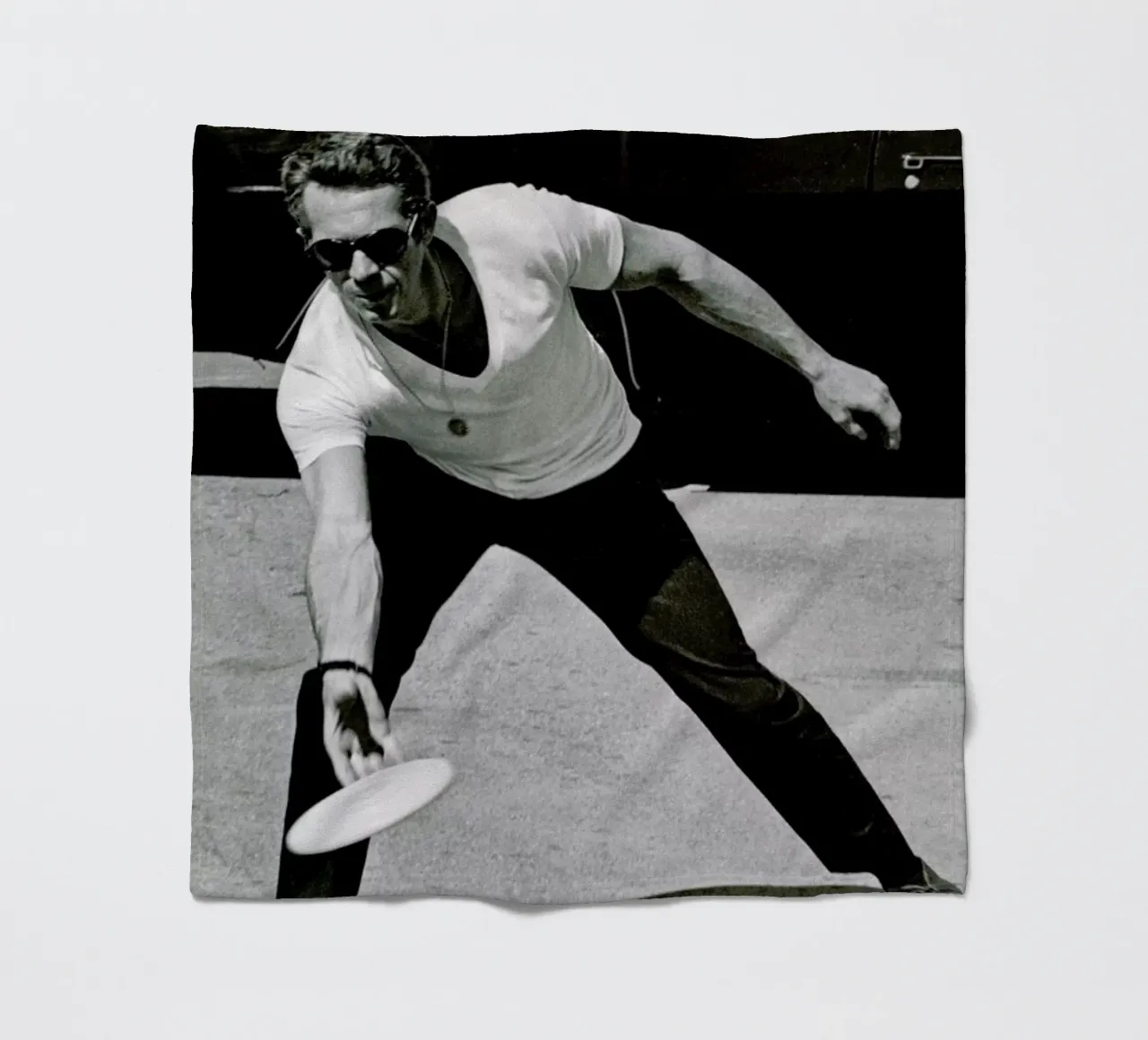 Steve McQueen Playing Frisbee coperta in pile da Gallery Print and Art Limited