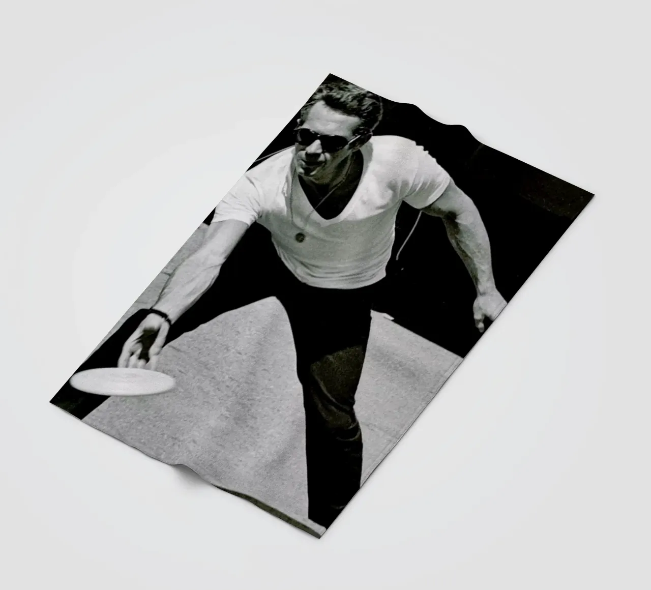Steve McQueen Playing Frisbee coperta in pile da Gallery Print and Art Limited