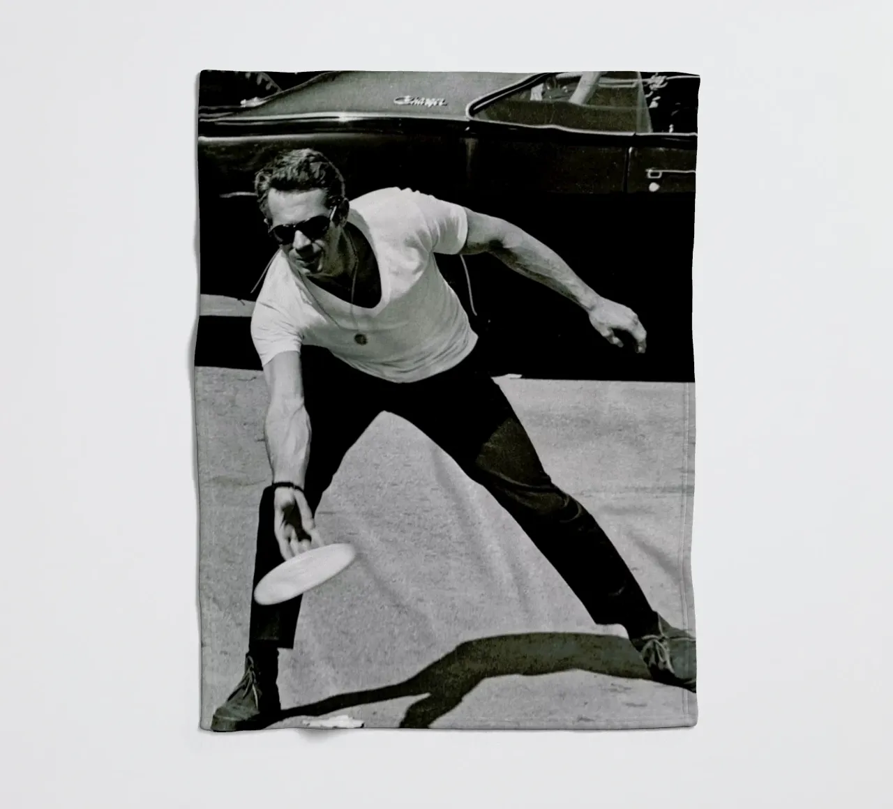 Steve McQueen Playing Frisbee coperta in pile da Gallery Print and Art Limited