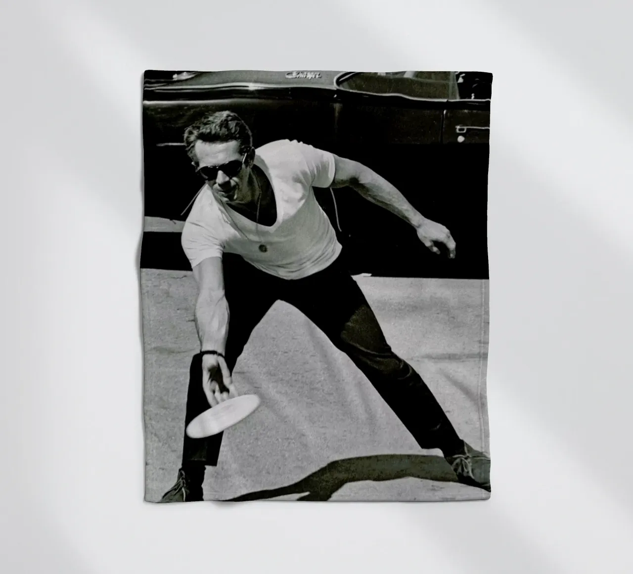 Steve McQueen Playing Frisbee coperta in pile da Gallery Print and Art Limited