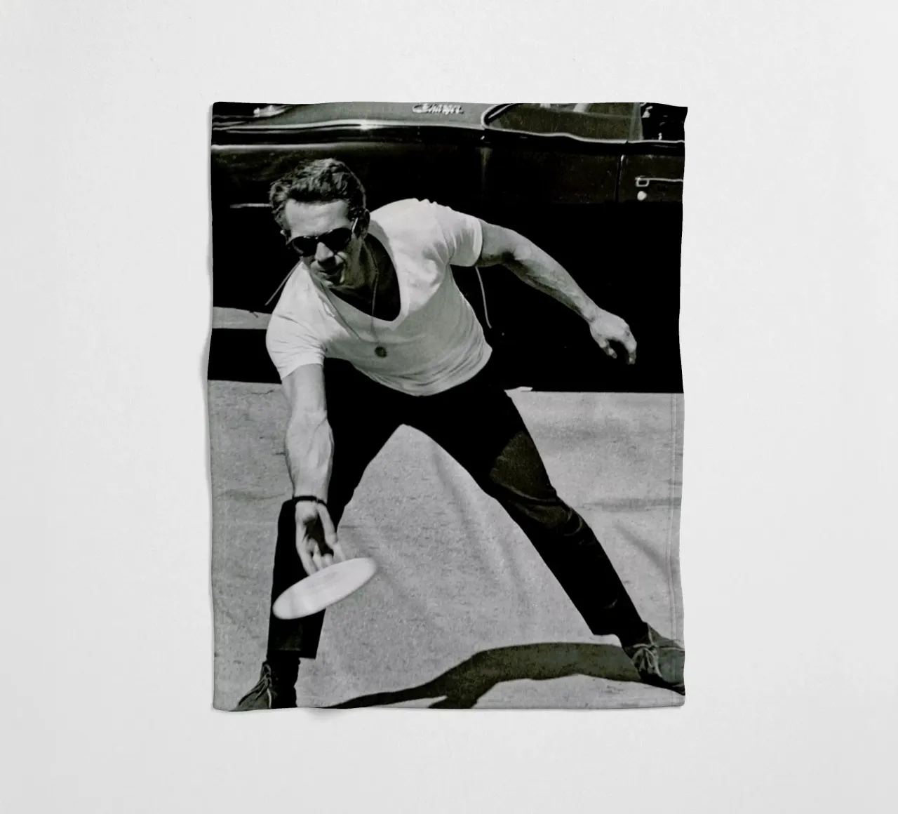 Steve McQueen Playing Frisbee coperta in pile da Gallery Print and Art Limited